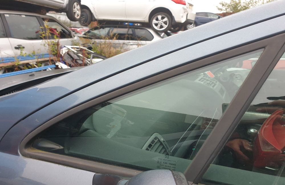 Peugeot 407 Zenith HDI Quarter window glass passenger side front
